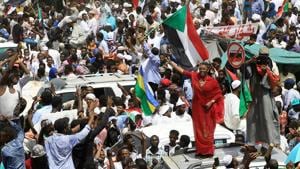 Sudanese demonstrators protest against the army's announcement that President Omar al-Bashir would be replaced by a military-led transitional council, near Defence Ministry in Khartoum, Sudan.(REUTERS) Sudanese demonstrators protest against the army's announcement that President Omar al-Bashir would be replaced by a military-led transitional council, near Defence Ministry in Khartoum, Sudan.(REUTERS)