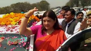 BJP candidate for Sultanpur, Maneka Gandhi, meets her supporters during an election meeting.(ANI PHOTO) BJP candidate for Sultanpur, Maneka Gandhi, meets her supporters during an election meeting.(ANI PHOTO)