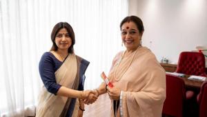 Dimple Yadav, wife of Samajwadi Party chief Akhilesh Yadav, welcomed Ponnam Sinha into the party.(ANI) Dimple Yadav, wife of Samajwadi Party chief Akhilesh Yadav, welcomed Ponnam Sinha into the party.(ANI)