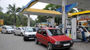 An analysis of monthly increases in petrol prices and international crude prices between July 2017 and April 2018 shows that petrol prices rose by a significantly lower level than global crude prices four times.(HT File Photo) An analysis of monthly increases in petrol prices and international crude prices between July 2017 and April 2018 shows that petrol prices rose by a significantly lower level than global crude prices four times.(HT File Photo)