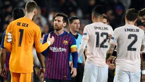 Barcelona's Argentinian forward Lionel Messi (2L) greets Manchester United's Spanish goalkeeper David De Gea .(AFP)