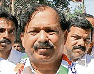 His decision would be a shot in the arm for the Sena, as he is popular in central Mumbai’s Parel-Bhoiwada belt. Ironically, Kolambkar had quit the Sena with Rane in 2005.(Hindustan Times)