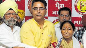 AAP campaign committee in-charge Aman Arora (second from left) welcoming Harbans Kaur Dullo into party in Jalandhar on Tuesday. Kaur is AAP’s Fatehgarh Sahib candidate.(Pardeep Pandit / HT Photo) AAP campaign committee in-charge Aman Arora (second from left) welcoming Harbans Kaur Dullo into party in Jalandhar on Tuesday. Kaur is AAP’s Fatehgarh Sahib candidate.(Pardeep Pandit / HT Photo)