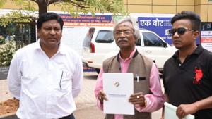 Former Ghatsila Member of legislative assembly (MLA) Surya Singh Besra showing nomination paper for the upcoming parliamentary elections(Manoj Kumar/ HT) Former Ghatsila Member of legislative assembly (MLA) Surya Singh Besra showing nomination paper for the upcoming parliamentary elections(Manoj Kumar/ HT)