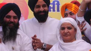 Shiromani Akali Dal workers with party’s Khadoor Sahib Lok Sabha seat candidate Bibi Jagir Kaur.(Pradeep Pandit / HT Photo) Shiromani Akali Dal workers with party’s Khadoor Sahib Lok Sabha seat candidate Bibi Jagir Kaur.(Pradeep Pandit / HT Photo)