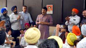 A delegation of traders from Mayapuri met Delhi BJP president Manoj Tiwari on Tuesday, April 16, 2019.(Amal KS/HT PHOTO)