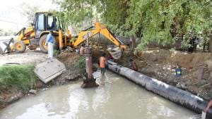 This water pipeline starts from Sector 16 boosting station and runs along the highway towards Signature Tower and turns left from here towards Atal Kataria Chowk.(HT PHOTO) This water pipeline starts from Sector 16 boosting station and runs along the highway towards Signature Tower and turns left from here towards Atal Kataria Chowk.(HT PHOTO)