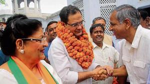 BJP’s Hisar candidate and union steel minister Birender Singh’s son IAS Brijendra Singh launching his election campaign on Wednesday.(Manoj Dhaka/HT)