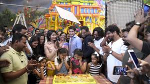 Mahesh Babu and Pooja Hegde star in Maharshi.(Twitter) Mahesh Babu and Pooja Hegde star in Maharshi.(Twitter)
