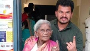 Saalurmarada Thimmakka, 107, emerging from a polling booth in Bengaluru after casting her vote in the Lok Sabha elections on Thursday.(ANI) Saalurmarada Thimmakka, 107, emerging from a polling booth in Bengaluru after casting her vote in the Lok Sabha elections on Thursday.(ANI)
