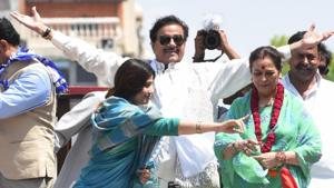 Congress leader Shatrughan Sinha on Thursday campaigned for his wife Poonam Sinha who is contesting on a Samajwadi Party ticket from Lucknow.(Subhankar Chakraborty/HT Photo) Congress leader Shatrughan Sinha on Thursday campaigned for his wife Poonam Sinha who is contesting on a Samajwadi Party ticket from Lucknow.(Subhankar Chakraborty/HT Photo)
