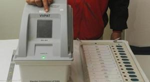 An electoral officer demonstrates the Electronic Voting Machine (EVM) and Voter Verifiable Paper Audit Trail (VVPAT). Image for representation.(Parwaz Khan /HT PHOTO)