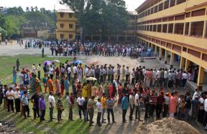 Indian voters queue up to cast their vote at a polling station in Siliguri, West Bengal on April 18, 2019, during the second phase of the mammoth Indian elections.(AFP photo)