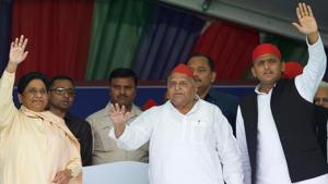BSP chief Mayawati, SP leaders Mulayam Singh Yadav and Akhilesh Yadav at Mainpuri election rally on Friday. BSP chief Mayawati, SP leaders Mulayam Singh Yadav and Akhilesh Yadav at Mainpuri election rally on Friday.