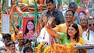 Union minister Maneka Gandhi waves to her supporters in Sultanpur on Thursday(HT) Union minister Maneka Gandhi waves to her supporters in Sultanpur on Thursday(HT)