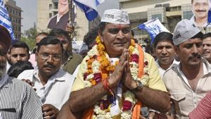 Balbir Singh Jakhar, AAP candidate from West Delhi Lok Sabha seat along with his supporters after his road show to file his nomination papers, New Delhi, on Thursday, April 18, 2019.(Sanchit Khanna/HT PHOTO) Balbir Singh Jakhar, AAP candidate from West Delhi Lok Sabha seat along with his supporters after his road show to file his nomination papers, New Delhi, on Thursday, April 18, 2019.(Sanchit Khanna/HT PHOTO)