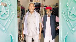 (L-R) Tourist guide Kaleshwar Yadav and Iqbal Ansari at Ansari’s residence in Ayodhya.(Amal KS/HT PHOTO) (L-R) Tourist guide Kaleshwar Yadav and Iqbal Ansari at Ansari’s residence in Ayodhya.(Amal KS/HT PHOTO)