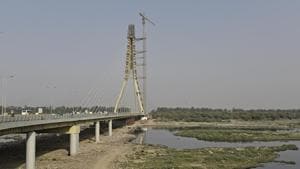 Even five months after construction, debris, which has not been removed, is choking the flow of the river Yamuna.(Sanchit Khanna/HT PHOTO) Even five months after construction, debris, which has not been removed, is choking the flow of the river Yamuna.(Sanchit Khanna/HT PHOTO)