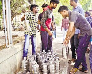 Food arranged for students from drought-prone areas at SP College on Thursday.(RAVINDRA JOSHI/HT PHOTO) Food arranged for students from drought-prone areas at SP College on Thursday.(RAVINDRA JOSHI/HT PHOTO)