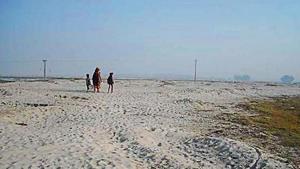Sand filled agricultural land at Birpur of Supaul district.(HT) Sand filled agricultural land at Birpur of Supaul district.(HT)