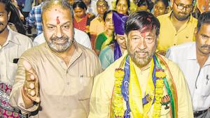 After concluding a massive rally in Khadki, Bapat, proceeds to Rokadoba Mandir in Shivajinagar. After attending the programme, Bapat conducts review meetings with party workers.(Sanket Wankhade/HT PHOTO) After concluding a massive rally in Khadki, Bapat, proceeds to Rokadoba Mandir in Shivajinagar. After attending the programme, Bapat conducts review meetings with party workers.(Sanket Wankhade/HT PHOTO)