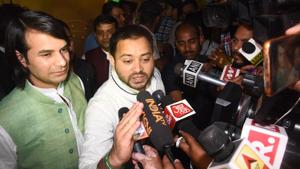 Just a few days ago, Tejashwi drove to Tej Pratap’s residence on the latter’s 30th birthday, but the pictures of the two brothers hugging each other on the occasion have done little to tone down the Mahua MLA.(HT Photo)