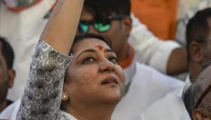 Congress-NCP candidate Priya Dutt waves towards supporters during election campaign.(Kunal Patil/HT Photo)