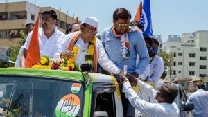 Mohan Joshi interacts with various communities throughout the day during his road shows. On April 17, he held a roadshow from Pashan to Balewadi.(Milind Saurkar/HT Photo)