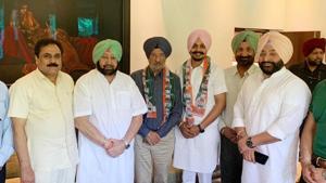 Upkar Singh Sandhu (thrid from left) with chief minister Captain Amarinder Singh and other leaders after joining the Congress in Chandigarh on Sunday.(HT Photo) Upkar Singh Sandhu (thrid from left) with chief minister Captain Amarinder Singh and other leaders after joining the Congress in Chandigarh on Sunday.(HT Photo)