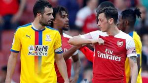 Arsenal's Mesut Ozil and Crystal Palace's Luka Milivojevic talk after the match.(Action Images via Reuters) Arsenal's Mesut Ozil and Crystal Palace's Luka Milivojevic talk after the match.(Action Images via Reuters)