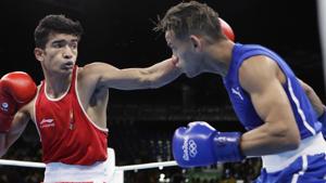 India's Shiva Thapa, left, fights Cuba's Robeisy Ramirez during a men's bantamweight 56-kg preliminary boxing match.(AP)