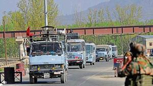 Soldiers stand guard as CRPF convoy crosses the national highway on the outskirts of Srinagar.(HT Photo) Soldiers stand guard as CRPF convoy crosses the national highway on the outskirts of Srinagar.(HT Photo)