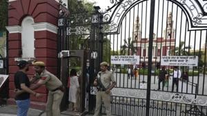 All visitors and people attending morning and evening prayers at prominent Delhi churches are being properly searched and frisked by Delhi Police personnel.(Biplov Bhuyan/HT PHOTO) All visitors and people attending morning and evening prayers at prominent Delhi churches are being properly searched and frisked by Delhi Police personnel.(Biplov Bhuyan/HT PHOTO)