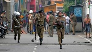 Sri Lankan police clear the area while Special Task Force Bomb Squad officers inspect the site of an exploded van near a church that was attacked yesterday in Colombo, Sri Lanka April 22, 2019.(REUTERS photo) Sri Lankan police clear the area while Special Task Force Bomb Squad officers inspect the site of an exploded van near a church that was attacked yesterday in Colombo, Sri Lanka April 22, 2019.(REUTERS photo)
