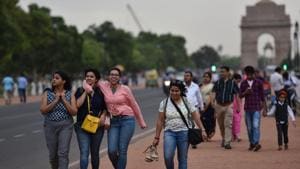 People enjoying the weather, at India Gate, in New Delhi, India, on Wednesday, April 17, 2019.(Sanchit Khanna/HT PHOTO) People enjoying the weather, at India Gate, in New Delhi, India, on Wednesday, April 17, 2019.(Sanchit Khanna/HT PHOTO)