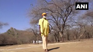 Senior citizen Bharatdas Bapu who was the lone voter at a polling booth in Junagadh in the Gir forest.(ANI)