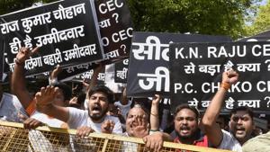 Supporters of senior Delhi Congress leader Raj Kumar Chauhan protest outside party President Rahul Gandhi's residence, in New Delhi, Sunday, April 21, 2019.(PTI)