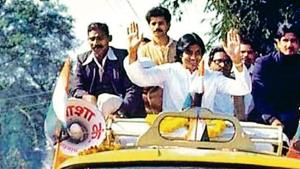 Amitabh Bachchan campaigning on Allahabad streets in 1984(HT)
