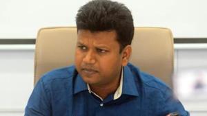 According to Naval Kishore Ram, Pune district collector, there were technical glitches in the voter verifiable paper audit trail and electronic voter machines.(HT FILE)