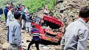 Locals trying to rescue victims on Thathri-Gandoh road in Doda district of Jammu on Wednesday.(HT Photo)