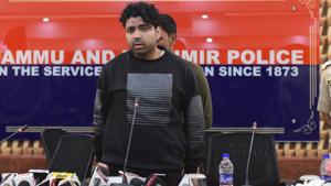 Policemen present Pakistani militant named Waqar Ahmad, who was recently arrested during a joint press conference at Police control room in Srinagar,India, 24 April 2019.(Waseem Andrabi/ HT Photo) Policemen present Pakistani militant named Waqar Ahmad, who was recently arrested during a joint press conference at Police control room in Srinagar,India, 24 April 2019.(Waseem Andrabi/ HT Photo)