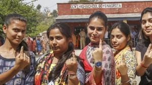 A group of students from Thane is all set to remind people to vote by holding placards at different locations in Thane over the next three days.(PTI)