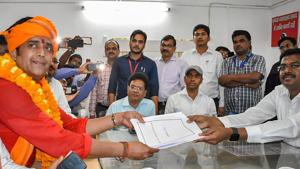 Bhojpuri actor and BJP candidate Ravi Kishan files his nomination papers from Gorakhpur constituency for Lok Sabha elections, in Gorakhpur, Tuesday, April 23, 2019.(PTI) Bhojpuri actor and BJP candidate Ravi Kishan files his nomination papers from Gorakhpur constituency for Lok Sabha elections, in Gorakhpur, Tuesday, April 23, 2019.(PTI)