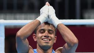 India's Amit Panghal (in blue) gestures after winning against Uzbekistan's Hasanboy Dusmatov.(PTI) India's Amit Panghal (in blue) gestures after winning against Uzbekistan's Hasanboy Dusmatov.(PTI)