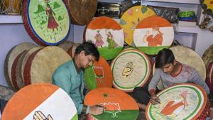 Jodhpur: Artisans paint drums with party symbols ahead of Lok Sabha election 2019 in Jodhpur, Friday, March 15, 2019.(PTI) Jodhpur: Artisans paint drums with party symbols ahead of Lok Sabha election 2019 in Jodhpur, Friday, March 15, 2019.(PTI)