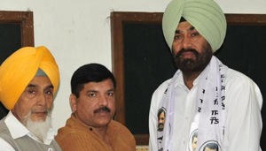 Addressing a gathering on the occasion, Cheema, who was the Kapurthala district president of AAP, said, his family members were Akalis. “It is like a ‘ghar wapsi’ (homecoming) for me.”(HT Photo) Addressing a gathering on the occasion, Cheema, who was the Kapurthala district president of AAP, said, his family members were Akalis. “It is like a ‘ghar wapsi’ (homecoming) for me.”(HT Photo)
