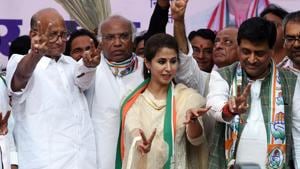 NCP chief Sharad Pawar, Congress leader Mallikarjun Kharge, Congress candidate for the Mumbai North constituency, Urmila Matondkar, and Congress leader Ashok Chavan at a public meeting in Mumbai on Saturday.(Pramod Thakur/HT Photo) NCP chief Sharad Pawar, Congress leader Mallikarjun Kharge, Congress candidate for the Mumbai North constituency, Urmila Matondkar, and Congress leader Ashok Chavan at a public meeting in Mumbai on Saturday.(Pramod Thakur/HT Photo)