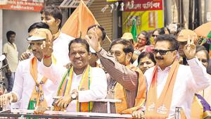 Shrirang Barne (second from left), sitting member of Parliament and Shiv Sena candidate from Maval Lok sabha constituency, wave to supporters at a road show organised at Chinchwad on the last day of campaigning in Pune on Saturday.(HT PHOTO)