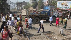 Non-closure of level crossings near Kalwa and Diva railway stations are causing delays in local train services operated by the Central Railway (CR).(Hindustan Times) Non-closure of level crossings near Kalwa and Diva railway stations are causing delays in local train services operated by the Central Railway (CR).(Hindustan Times)