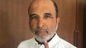 Congress leader Sanjay Jha tweeted on Monday that the “indelible” ink, applied on the index finger of voters just before casting of vote, can be easily removed(Sanjay Jha/Twitter) Congress leader Sanjay Jha tweeted on Monday that the “indelible” ink, applied on the index finger of voters just before casting of vote, can be easily removed(Sanjay Jha/Twitter)